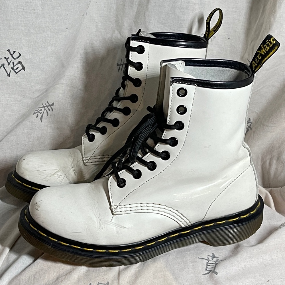 Dr. Martin’s 8L Eu37 white leather, air cushion sole, yellow stitching.